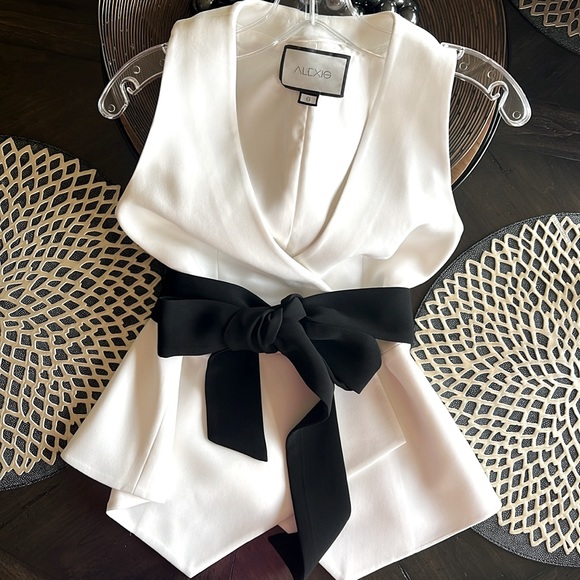 Alexis Sleeveless Cream Top with Black Sash Belt Size S - Picture 3 of 16